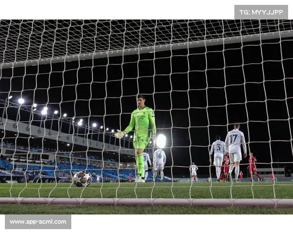 皇马门将库尔图瓦关键扑救,力保城门不失 皇马门将库尔图瓦关键扑救,力保城门不失